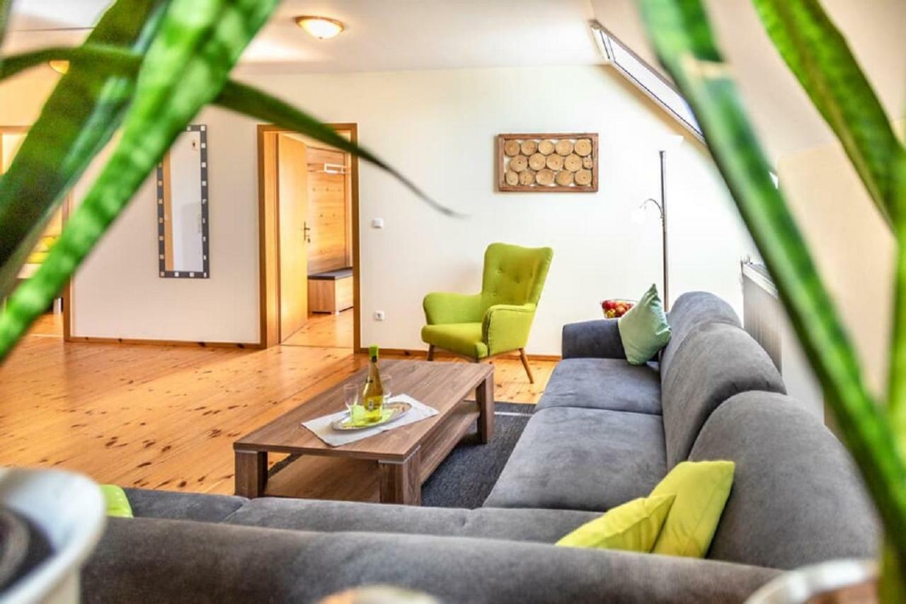 Bartlhof-Ferienwohnungen-Zimmer ブルクレンゲンフェルト エクステリア 写真