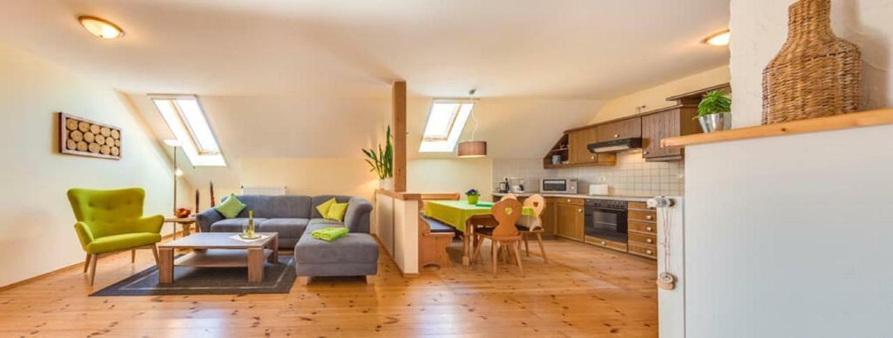 Bartlhof-Ferienwohnungen-Zimmer ブルクレンゲンフェルト エクステリア 写真